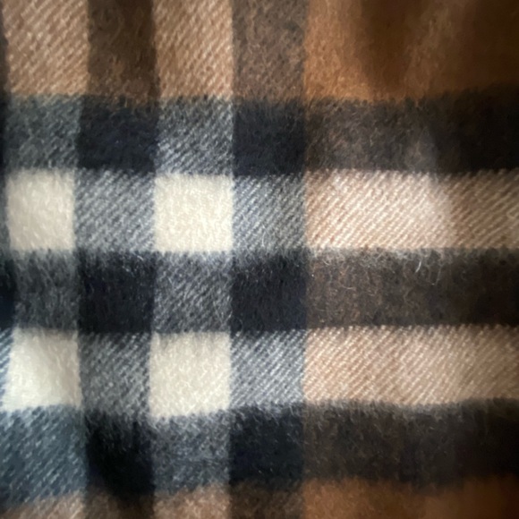 NEW Large Burberry Cashmere Scarf (O/S) - Picture 5 of 5